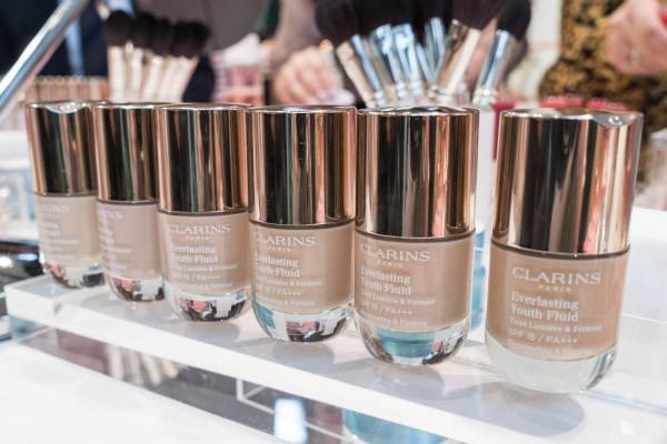 クラランス新リキッド ファンデ「エヴァーラスティング ユース フルイド」スキンケア効果で輝き肌に