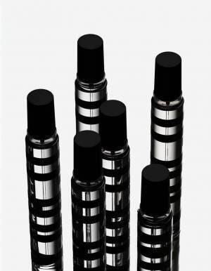 ヨウジヤマモトの新フレグランス、山本耀司デザインの洋服＆アイコンカラー“黒”を香りで表現