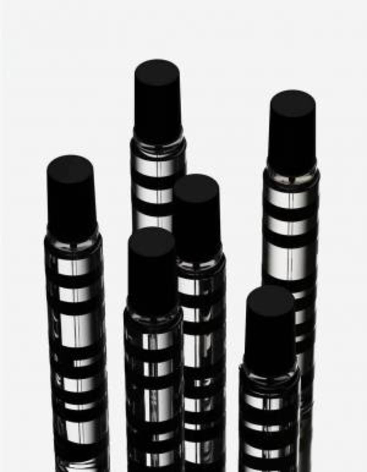 ヨウジヤマモトの新フレグランス 山本耀司デザインの洋服 アイコンカラー 黒 を香りで表現 ウーマンエキサイト 1 2