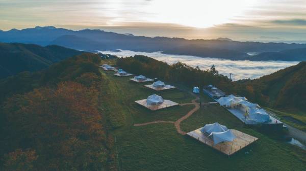 スノーピークの最上級グランピングフィールドが長野白馬村の北尾根高原に、標高1,200mで自然を満喫