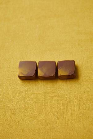 ジャン＝ポール・エヴァン黄色の新作ボンボンショコラ、ミルクチョコで包んだ“小夏風味”キャラメル