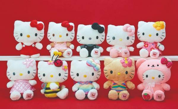 「ハローキティ 45周年シリーズ」第2弾グッズ、80〜00年代の人気デザインがメモリアルドールに