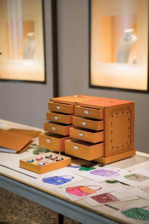 ブルガリ バッグのメイド・トゥ・オーダー、多彩なカラーレザーや「スネークヘッド」をカスタマイズ