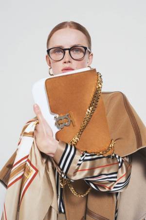 バーバリーのアイコン「TBバッグ」「ベルトバッグ」の新作、伊勢丹新宿店では限定ストア