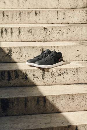 ジョーダン ブランド×仏フットボールクラブPSGのエア ジョーダン 6 レトロ、パリの愛称タグ入り