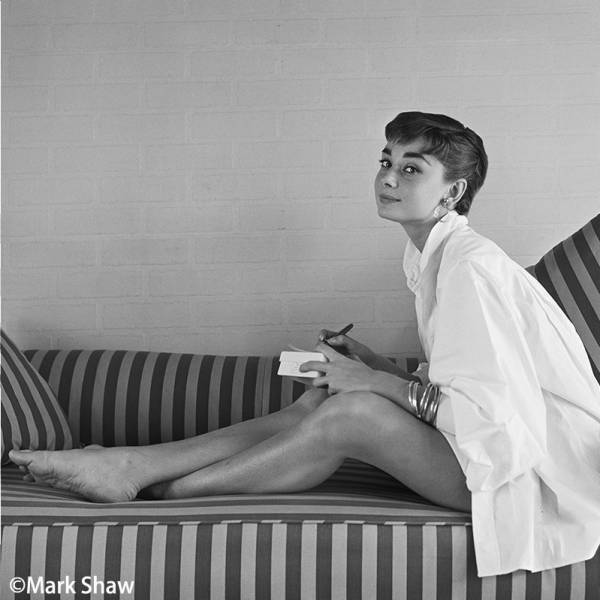 長崎県美術館で写真展「オードリー・ヘプバーン」映画・ファッション・プライベートに纏わる写真約150点