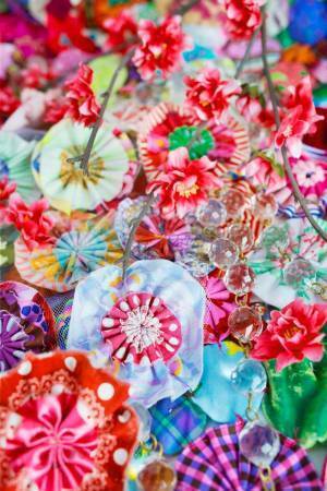 蜷川実花と蜷川宏子が母娘でコラボ、極彩色の写真×キルトを融合させた企画展が福井で