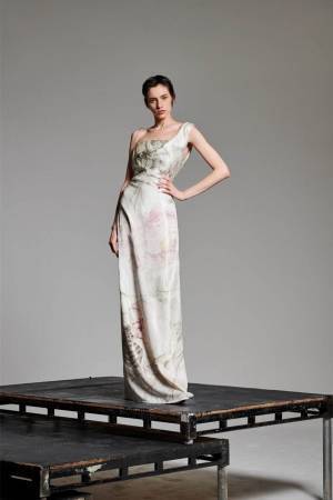 ヴィヴィアン・ウエストウッド「ローズ」のブライダルコレクション、アーカイブ薔薇プリントがドレスに