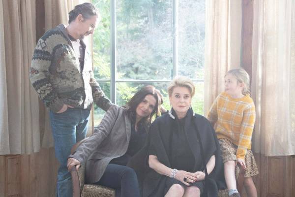 映画『真実』是枝裕和×カトリーヌ・ドヌーヴ、自伝本が暴く“母と娘”の秘密 - 全編フランスで撮影