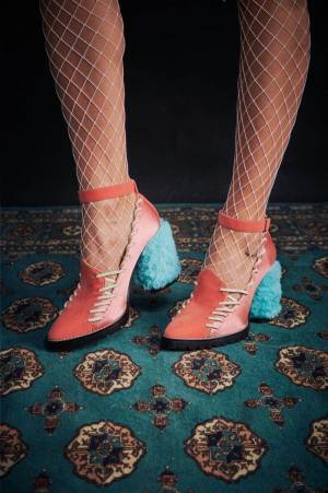 パメオポーズの新シューズ、カラフル「魔女」パンプス＆厚底ウエスタンブーツ