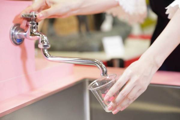 「蛇口から白桃ジュース」秋葉原チャバラ内に誕生、蛇口から注ぐ岡山県産高級白桃のとろ～り美味しい1杯