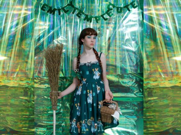 エミリーテンプルキュート『オズの魔法使い』ドロシーやライオンを真似る“子猫”のワンピース発売