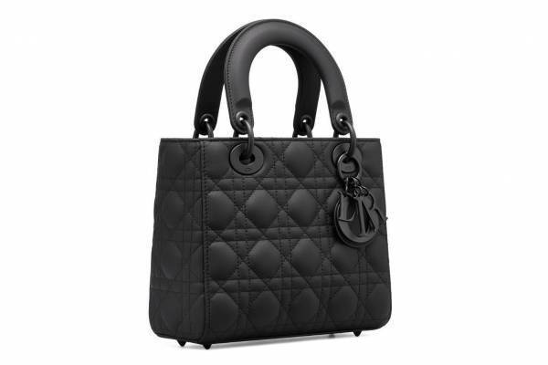 ディオールのアイコンバッグが“ウルトラマットブラック”で登場「レディ ディオール」や「サドル」