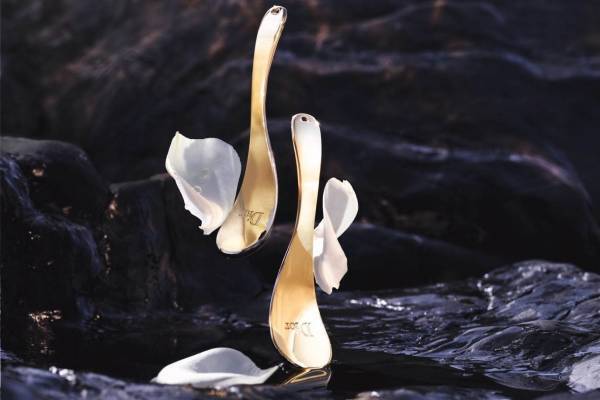 ディオールから“花びら型”金のマッサージ アプリケーター「プレステージ モデリング デュオ」