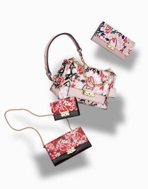 マイケル・コース“愛のメッセージ”をハンドペイント風プリントした「チィーシィー」バッグ、限定発売