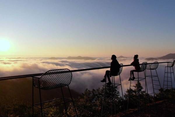北海道・星野リゾート トマム「雲海テラス」の新展望スポット“クラウドバー”眼下の絶景を眺める特等席