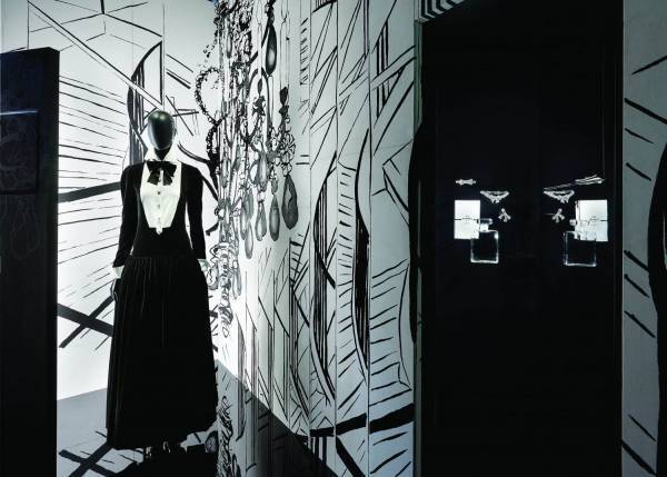 シャネル「マドモアゼル プリヴェ展」東京で、ファッション・ビューティー・ジュエリーの世界に迫る展覧会