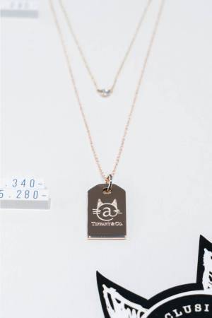 ティファニー“ネコ”モチーフのホワイト＆ローズゴールドチャーム、原宿キャットストリート限定発売