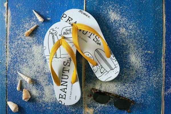 スヌーピーのビーチサンダルがピーナッツ カフェ全店で、イエローの鼻緒×コミカルなイラスト