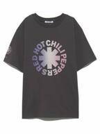 スナイデル「レッド・ホット・チリ・ペッパーズ」のロゴを配したTシャツ＆タオル
