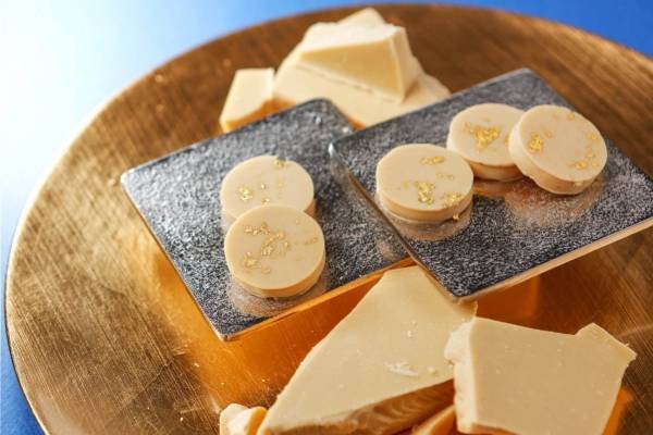 世界初ホワイトチョコレート専門ビーントゥーバー「ショコラティエ パレ ド オール ブラン」青山に誕生