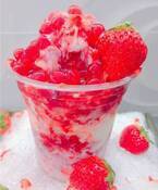 冷凍苺をそのまま削った“タピオカ苺かき氷”名古屋の苺スイーツ専門店で、清涼感溢れるシャンパンも
