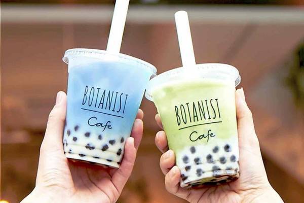 ボタニスト トウキョウ、ヴィーガン対応の“青い”黒糖タピオカハーブティーを夏季限定で提供