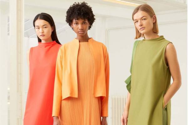 プリーツ プリーズ イッセイ ミヤケ、野菜やスパイスのカラーを表現したカラフルなドレス＆パンツ