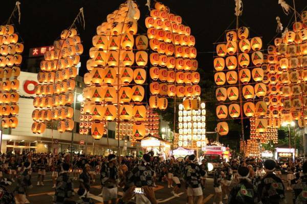 「秋田竿燈まつり」国重要無形民俗文化財指定、稲穂のように揺らめき輝く約280本の竿燈