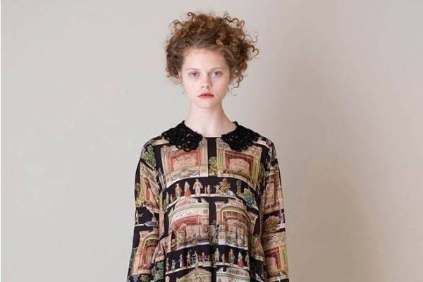 ジェーンマープルドンルサロン“紙人形劇”の演目プリント、ギャザードレスやブラウスなど