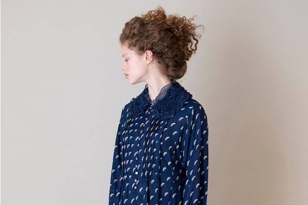 ジェーンマープル“シェイクスピア”モチーフを配したドレス&スカート、“羽ペン”プリントも