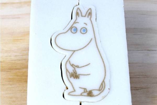 ムーミン＆リトルミイ型バウムクーヘン - キャラメル生地に真っ白フォンダン、ムーミンショップで