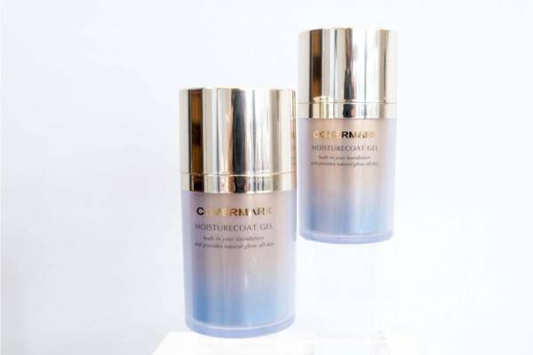 カバーマーク新発想の「ジェルおしろい」水分80%で“水中花”のように潤うツヤ肌仕上げ