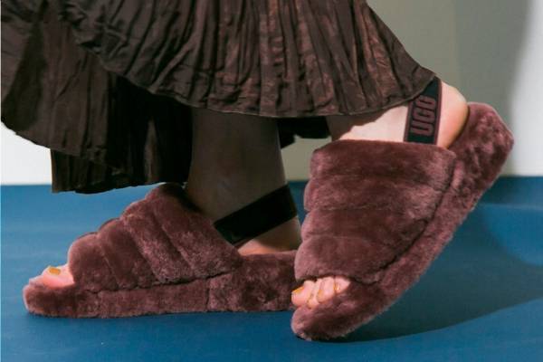 エミのUGG別注サンダル「フラッフ イヤー スライド」もこもこシープスキン×スポーティストラップ