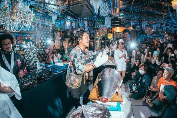音楽×マグロ解体ショー「マグロハウス盆踊り」新宿で開催、マグロとシャンパンを非日常空間で