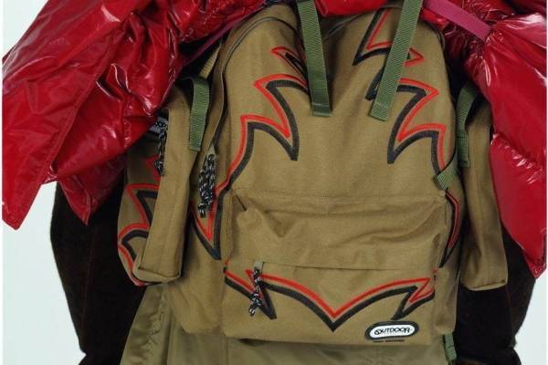 トーガとアウトドアプロダクツが初コラボ、ウエスタン刺繍のバックパックやポンチョなど