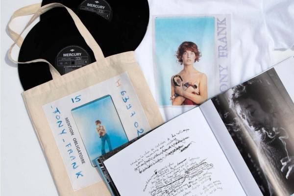 ジェーン・バーキンの写真集がアニエスベーより発売、Tシャツやトートバッグも