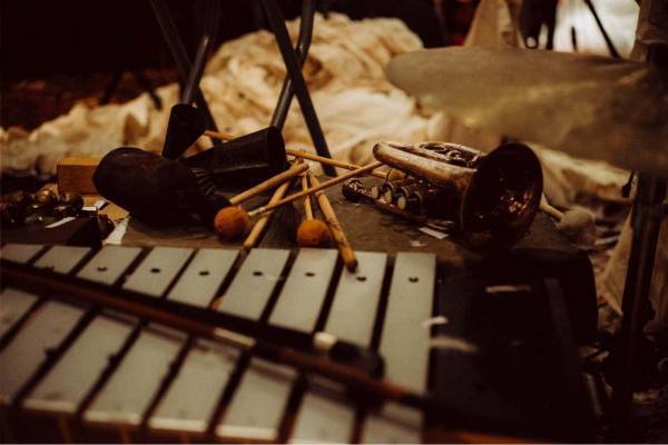 舞台「仕立て屋のサーカス」新演目が渋谷で、音×布×光による即興パフォーマンス