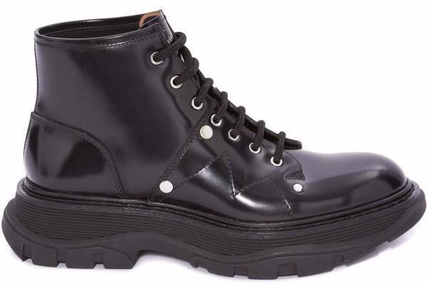 アレキサンダー・マックイーン新作レディーストレッドブーツ、厚底ソール×メタルスタッズ