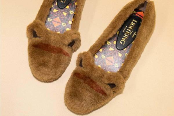 『ライオン・キング』モチーフのシューズ＆バッグがダイアナから、「シンバ」の耳付き靴など