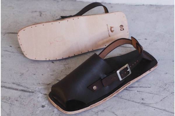 “未完成”のレザーサンダルがレショップで、NY発ユッタ ニューマンとコラボ