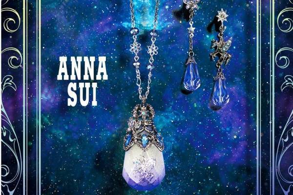 アナ スイ、光を受けて“ユニコーン”が浮かび上がる限定ネックレス&蝶と星が煌めくイヤリング