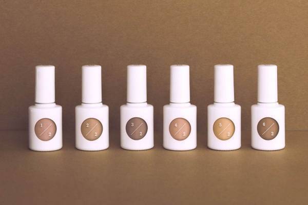 uka“重ねて色変”カラートップ&ベースコート、肌に合わせたベージュのネイルカラーも