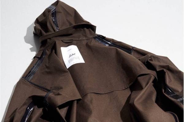 グラフペーパーからオーバーサイズの“一枚袖”マウンテンパーカー、伊レインウェアブランドに別注