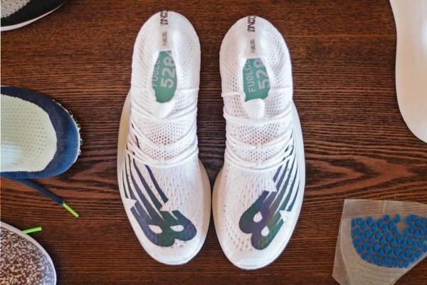 ニューバランス“速さ”を追求した新ランニングシューズ「フューエルセル」アスリートと開発