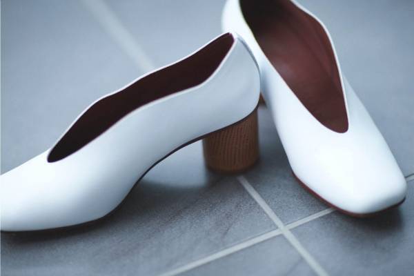 ローズバッドの新シューズブランド「ピュ コモダ」誕生、バイカラーパンプスやスクエアヒールローファー
