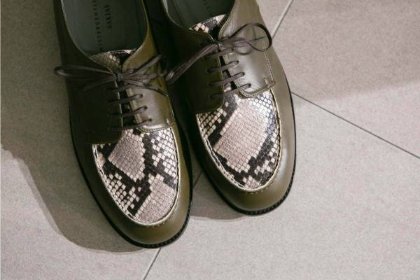 ミスター・ジェントルマン ×サキアスのコラボシューズ、“ウロコ”のようなパイソンレザー