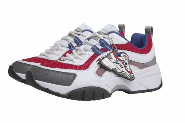 トミー ジーンズ“1985”足限定スニーカー「KENDRICK」シューズモチーフのチャーム付き