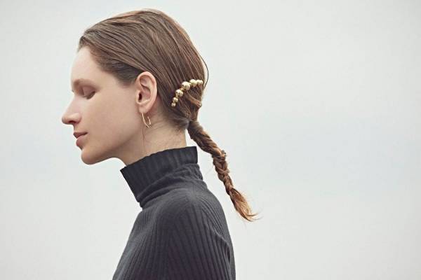 “髪に装うヘアジュエリー”メタル質感のヘアゴム＆球体つきコームなど、エラボレイトの新作