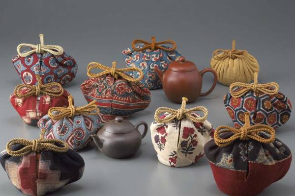 静嘉堂文庫美術館「名物裂と古渡り更紗」展、「曜変天目」を包む絹織物など“茶道具・煎茶道具”の染織品